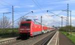 Dann kam 101 057-8 mit dem CNL 473 nach Basel SBB durch Ringsheim gefahren.