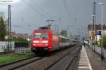 Whrend eines Regenschauers passiert die 101 120-4 mit dem EC 7 Hamburg-Chur pnktlich den Bahnhof Denzlingen.