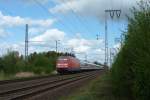 101 143-6 fuhr am 05.05.2012 mit dem IC 134 (Norddeich Mole - Luxemburg) durch den alten Bahnhof Neermoor.