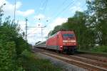 Am 11.05.2012 fuhr 101 113-9 mit dem IC 2332 von Norddeich Mole nach Kln, hier bei der Durchfahrt durch Ihrhove.