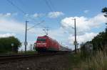 101 020-6 fuhr am 30.06.2012 mit dem IC 132 von Norddeich Mole nach Luxemburg, hier sdlich von Leer.