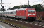 101 030-5 mit dem IC 2243 aus Mnster auf dem Weg zum Endbahnhof Berlin Ostbahnhof durchfhrt am 12.07.2012 den Bahnhof Rathenow