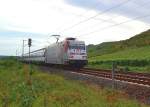 Die Werbelok 101 144 Hertha BSC ist hier bei Nackenheim in den Weinbergen rheinabwrts in Richtung Mainz mit einem aus der Schweiz kommenden IC unterwegs.