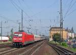 BR 101 106 mit EC 101 am 27.7.2006 bei der Einfahrt in Koblenz Hbf.