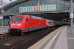 101 122-0 mit dem IC 144 von Berlin Ostbahnhof nach Schiphol kurz vor der Abfahrt in Berlin Hauptbahnhof am 05.11.2012.