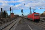101 085-9 bei der Ausfahrt aus dem Bahnhof Rosenheim. Aufgenommen am 30. Dezember 2012.