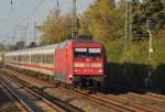 Einen IC mit 8 Wagen am Hacken, donnert die  101 113-9 am Sonntag den 28.10.2012 durch Angermund in  Richtung Dsseldorf