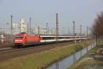 101 064-4 mit dem EC 9 (Hamburg-Altona - Chur) in Dsseldorf-Derendorf am 30.03.13