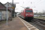 101 140-2 am 05.04.2013 mit dem EC8 nach Hamburg-Altona im Bahnhof Orschweier.