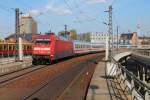 101 049-56 mit dem IC 140 von Berlin Ostbahnhof nach Amsterdam Centraal, hier kurz vor der Einfahrt in Berlin Hbf am 05.05.2013.