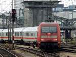 101 065-1 passiert mit IC2261 das Stellwerk Mnchen Hbf; 130607