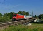 101 052 mit den Wagen fr den IC Rottalerland am 15.06.2013 auf der Isarbrcke bei Plattling.