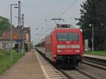 Am 02.05.2013 brachte 101 048-7 den EuroCity 8 von Basel SBB nach Hamburg-Altona. Hier Durchfhrt der Zug den Hp Kenzingen auf der KBS 703 zwischen Freiburg (Brsg) und Offenburg gen Norden.