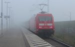 Da verschwindet der IC 2252 nach Frankfurt(M) Flughafen Fernbf im Nebel, am Zugende schiebt 101 013-1. Aufgrund der Vollsperrung in Leipzig Hbf werden die Zge unter anderem ber Leipzig Messe umgeleitet. 27.09.2013