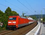 Die DB 101 107-1 mit dem DB Autozug AZ 1356 Narbonne-Dsseldorf Hbf, fhrt am 30.08.2013 durch den Bahnhof Kirchen/Sieg.