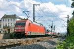 101 035-4 zieht IC, hinten schiebt das  Cewe-Fotobuch  (101 081-8) aus dem Bf Remagen Richtung Bonn - 29.08.2013