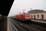 Hier schiebt 101 019 IC 2156 am 28.11.13 aus Paderborn weiter ihrem Ziel Düsseldorf entgegen.