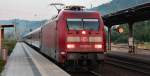 101 086-7 zieht am Morgen des 26.07.2013 CNL 459 auf seiner Fahrt von Zürich HB nach Praha hl.n. über die Thüringer Bahn und passiert hier gerade Großheringen. Nächster Halt ist Naumburg/S. Hbf