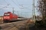 Ebenfalls am 25.01.2014 in Müllheim (Baden), die Hamburger 101 137-8 mit dem EC 7 (Hamburg-Altona - Zürich HB/Chur HB) gen Katzenbergtunnel. Die ersten drei Wagen nach der Lok, sind Kurswagen nach Chur HB, die in Basel SBB vom Zug abgekoppelt werden und an einem Schweizer-IC dran gehängt werden.