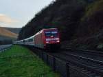 101 083-4 mit einem IC rheinabwärts bei Kaub auf der linken Rheinseite in Richtung Koblenz unterwegs