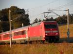RE 4019 von Nürnberg Hbf nach München Hbf, am 21.09.10 bremst 101-117 den Bahnhof Petershausen an.