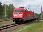 Nach der Kreuzung mit dem RE aus Binz erhielt auch 101 032,am 11.Mai 2013,mit dem IC 2212,aus Prora Ausfahrt.