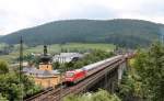 101 120-4 mit dem IC 2208 nach Berlin-Gesundbrunnen auf dem Trogenbachviadukt in Ludwigsstadt. Im Bildhintergrund ist noch RB 59353 auf seiner Fahrt nach Bamberg zu sehen. 17.06.2014
