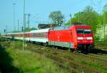 101 128 mit IC 803  Sylter Strand  (Westerland–Kln–Karlsruhe) am 26.04.2000 in Syke