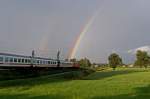 Eine E-Lok der Baureihe 101 der DB vor einen Personenzug bei Übersee am Chiemsee am 15.08.14 kurz nach einem Gewitter.