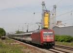 101 117 mit EC 101 (Hamburg-Altona–Kln Hbf–Chur) am 09.05.2011 in Friesenheim (Baden)