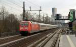 Mit dem IC 143 aus Amsterdam passiert 101 121 am 28.03.15 den S-Bahnhof Tiergarten.