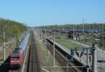 101 100-6 am 21.4.2015 vor einem Intercity auf der SFS Hannover-Berlin erregt Aufmerksamkeit (Aufnahmestandort: Öffentliche Fußgängerbrücke über das RLC Wustermark).