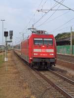 Der IC 2241 aus Münster erreicht am 06.06.2015 auf die Minute pünktlich den Bahnhof im brandenburgischen Rathenow, die Weiterfahrt nach Berlin Ostbahnhof wird dann nicht mal mehr eine Stunde dauern. Der nicht ganz sauberen 101 002 wurden zumindest das DB-Logo und die Loknummer etwas vom Dreck befreit. Das Foto entstand übrigens
am westlichen Ende des Bahnsteigs, also noch im zulässigen Bereich. 