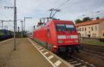 101 047-9 schiebt den IC 2251 am 19.08.15 nach Leipzig Hbf. abgelichtet im Bhf. von Fulda.