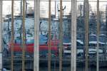 An den verspiegelten Fenstern eines Hochhauses am Kölner Hbf spiegelte sich 101 032-1 mit ihrem EC.