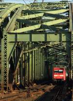 Am 24.02.2016 schiebt 101 096-6 einen IC über die Kölner Hohenzollernbrücke