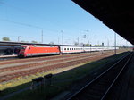 101 049 mit dem IC nach Hannover in der gesamten Länge,am 09.Mai 2016,im Stralsunder Hbf.