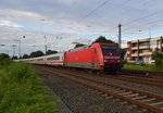 In der abendlichen Lichtstimmung verlässt mit ca. 5 min+ die 101 046-1 mit dem IC 2223 den Rheydter Hbf nach Aachen Hbf. 7.6.2016