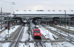 101 030 hat mit einem Fernverkehrszug im Hauptbahnhof von Darmstadt einen Zwischenstopp eingelegt.