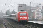 101 104 bei der Durchfahrt durch Düsseldorf-Benrath mit dem EC nach Chur.