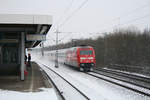 101 045 wirbelt mit ihrem InterCity in Köln-Stammheim schön den Schnee auf.
