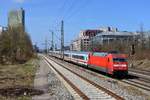 101 086 mit dem IC 2083 nach Berchtesgaden im März 2015 am Münchner Heimeranplatz. Im Hintergrund das ADAC Hochhaus.