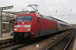 101 013-1 mit IC 2212 von Koblenz Hbf nach Ostseebad Binz kurz vor der Ausfahrt im Rostocker Hbf.09.12.2016