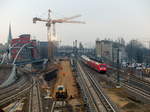 Drei Loks der BR 101, angeführt von 101 104-8, gefolgt von drei Intercity-Wagen durchqueren gleich den Bahnhof Ostkreuz.