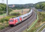 101 029 erreichte mit dem IC Oberstdorf - Hamburg am 4.9.15 den km 122 zwischen Ochsenfurt und Goßmannsdorf. Hinten links das große Baywa-Gebäude in Ochsenfurt, vor dem die Gleise der Hafenbahn liegen, siehe Bild 990837. 