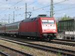 101 084-2 war mit ihrem EC aus Hamburg komment kurz vorm Dresdner-HBF im Gleidreieck Dresden-Altstadt unterwegs.21.04.07