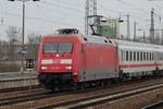 101 065-1 mit einem IC bei der Durchfahrt in Berlin-Schönefeld Flughafen am 20.02.2017