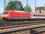 101 025-5 mit einem EC von Hamburg kommend weiter nach Prag fahrend kurz vor Dresden-HBF.18.05.07