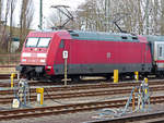 Hinter reichlich Kleinkram abgestellt fotografierte ich die doppelt aufgebügelte 101 009-9 in Emden Hbf auf 28.02.2015