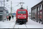 101 141-0 mit 101 037-0 als gestrandeter IC steht in Halle(Saale)Hbf auf Gleis 12.